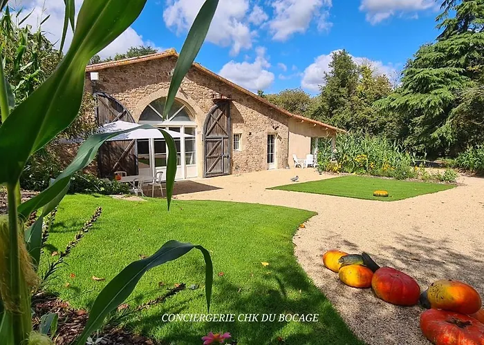 Le Puy Martineau Piscine Privee Interieure Chauffee Terrain Arbore A 10 Min Du Puy Du Fo בית נופש